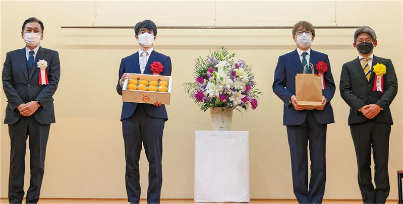 記念品として佐賀県のブランドかんきつ「にじゅうまる」と、上峰町のお米を町木である椿の酵母で醸した日本酒「鎮西八郎」が贈呈されました。