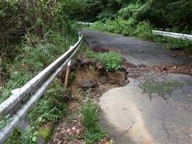 みやき町と上峰町の町境で道路の崩落が発生しております。